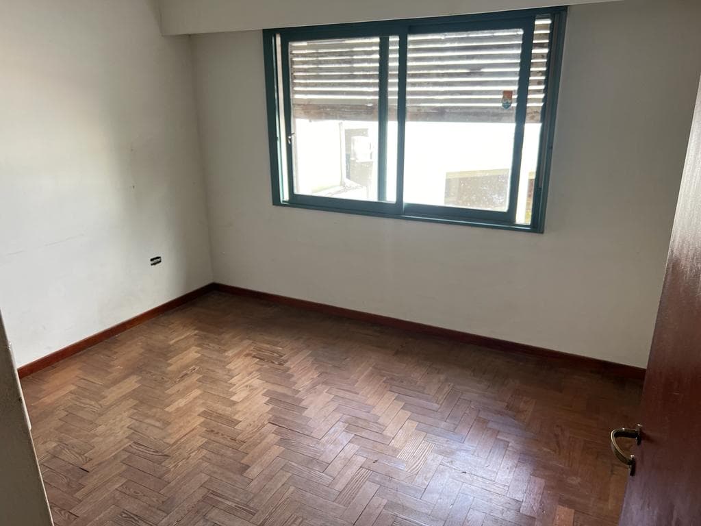 Excelente Departamento Ubicado En Zona Facultades , Primer Piso Por Escalera Al Frente. Cuenta Con Dos Dormitorios Con Plcard , Cocina Comedor Totalmente Separada , Living Comedor , Lavadero Separado , Balcon Al Frente Y Cochera,