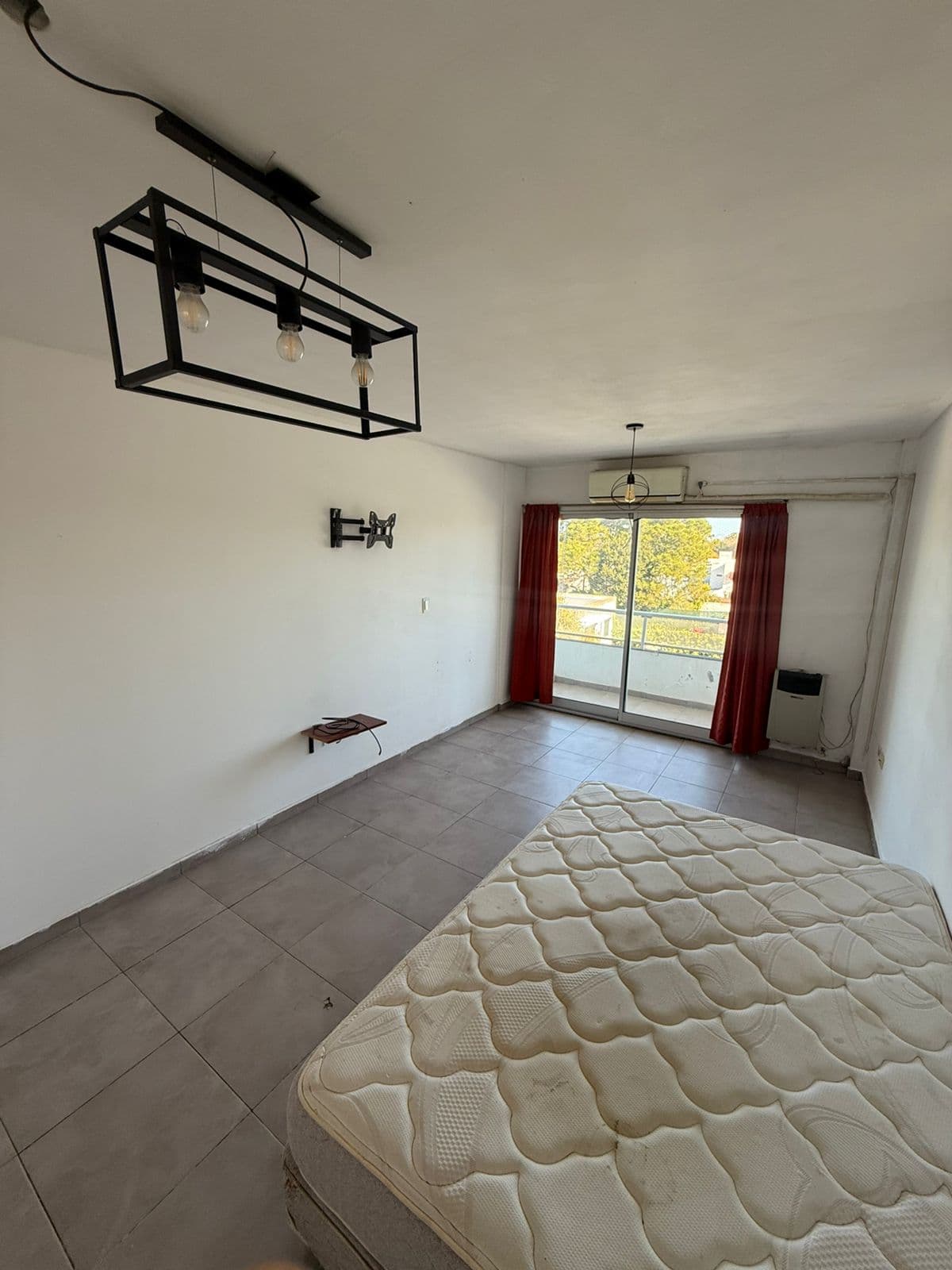 Excelente Monoambiente Moderno Ubicado En Barrio La Loma En Venta , Cuenta Con Estar Comedor Amplio Y Luminoso , Cocina Separada Por Barra Desayunadora , Baño Completo Con Bañera Y Balcon Al Contrafrente.
