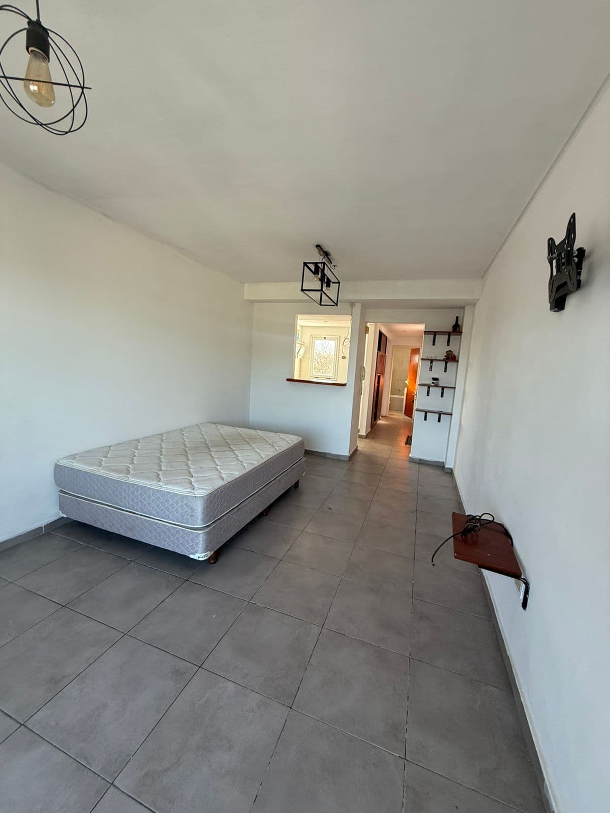 Excelente Monoambiente Moderno Ubicado En Barrio La Loma En Venta , Cuenta Con Estar Comedor Amplio Y Luminoso , Cocina Separada Por Barra Desayunadora , Baño Completo Con Bañera Y Balcon Al Contrafrente.