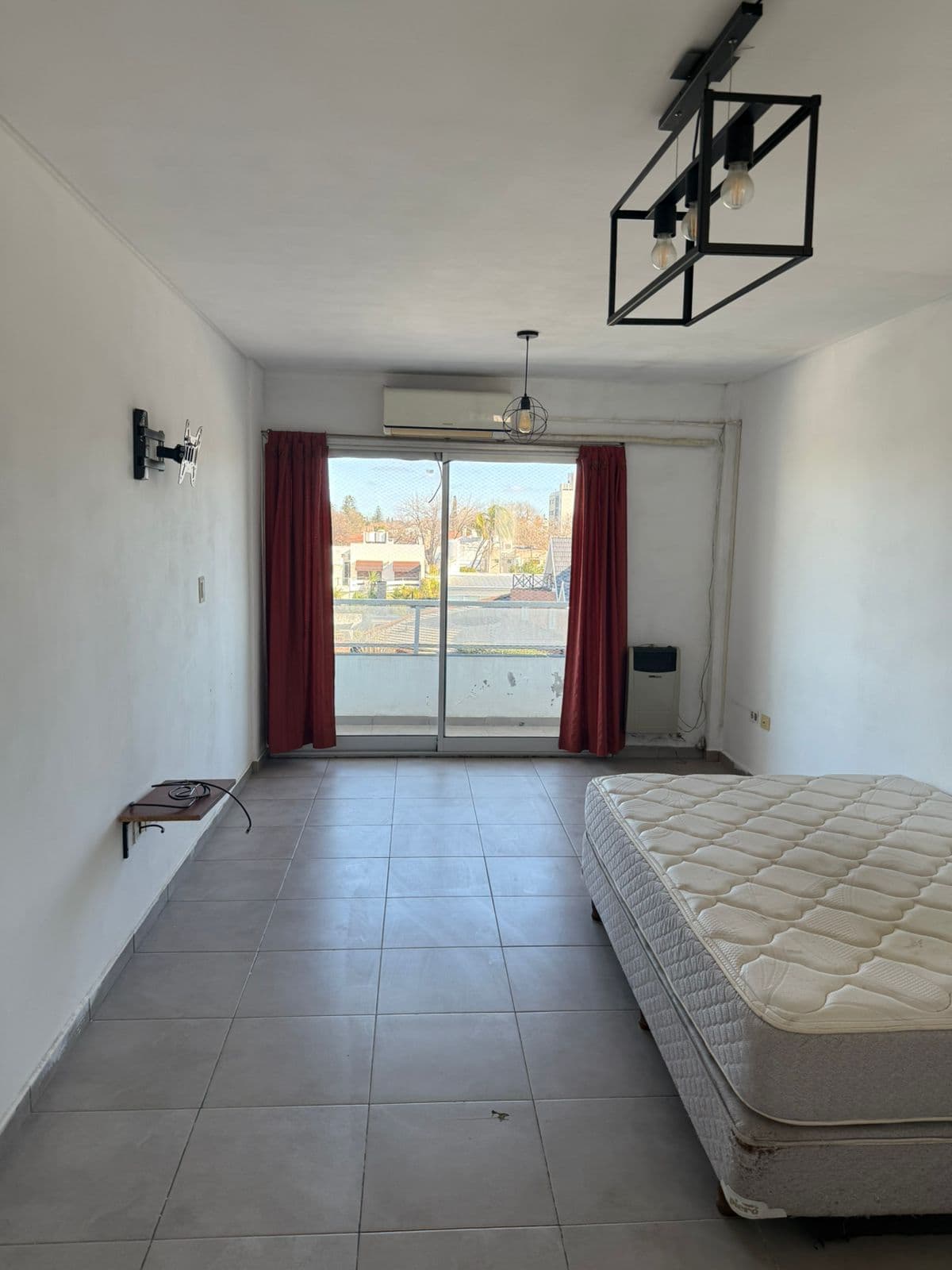 Excelente Monoambiente Moderno Ubicado En Barrio La Loma En Venta , Cuenta Con Estar Comedor Amplio Y Luminoso , Cocina Separada Por Barra Desayunadora , Baño Completo Con Bañera Y Balcon Al Contrafrente.