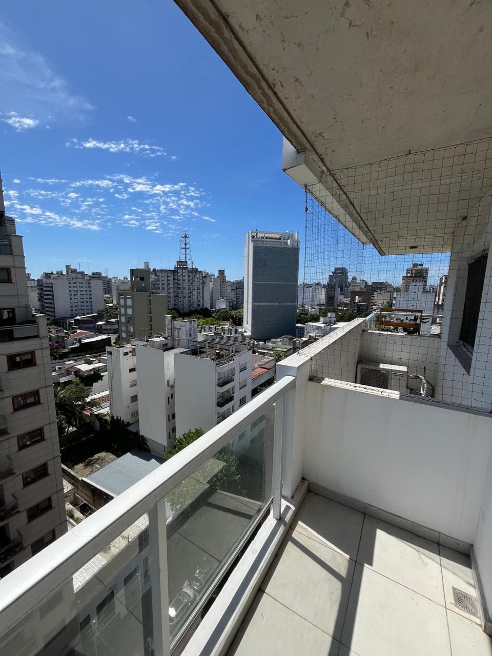 Excelente Monoambiente Ubicado En Zona Centrica , Cuenta Con Cocina Separada , Estar Comedor Amplio , Baño Completo Y Balcon Al Frente. Cochera Cubierta Para Un Auto.