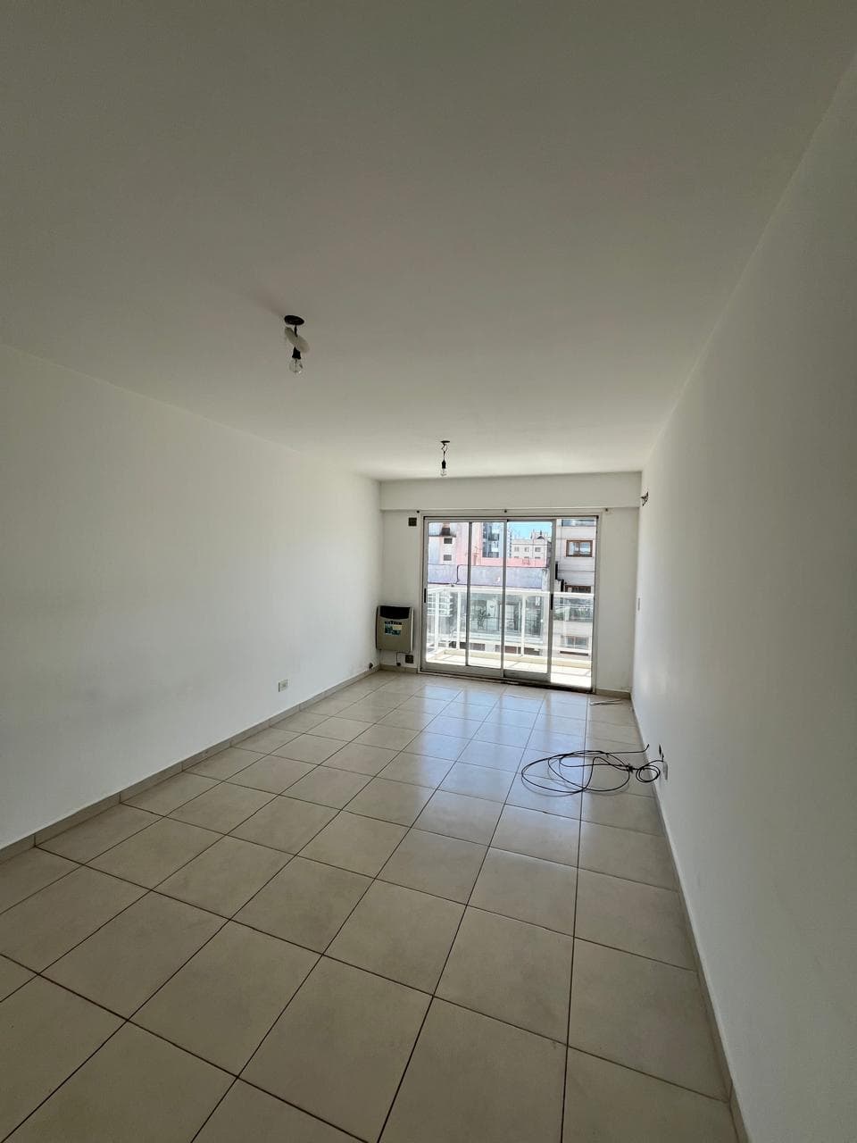 Excelente Monoambiente Ubicado En Zona Centrica , Cuenta Con Cocina Separada , Estar Comedor Amplio , Baño Completo Y Balcon Al Frente. Cochera Cubierta Para Un Auto.