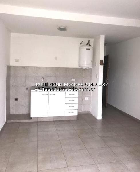 Excelente monoambiente dividido , cuenta con cocina integrada al living comedor , baño completo con bañera y balcon al frente. Ubicado segundo piso por escalera.