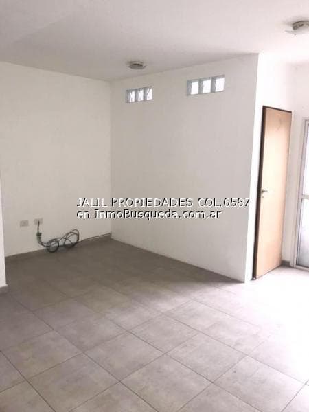 Excelente monoambiente dividido , cuenta con cocina integrada al living comedor , baño completo con bañera y balcon al frente. Ubicado segundo piso por escalera.