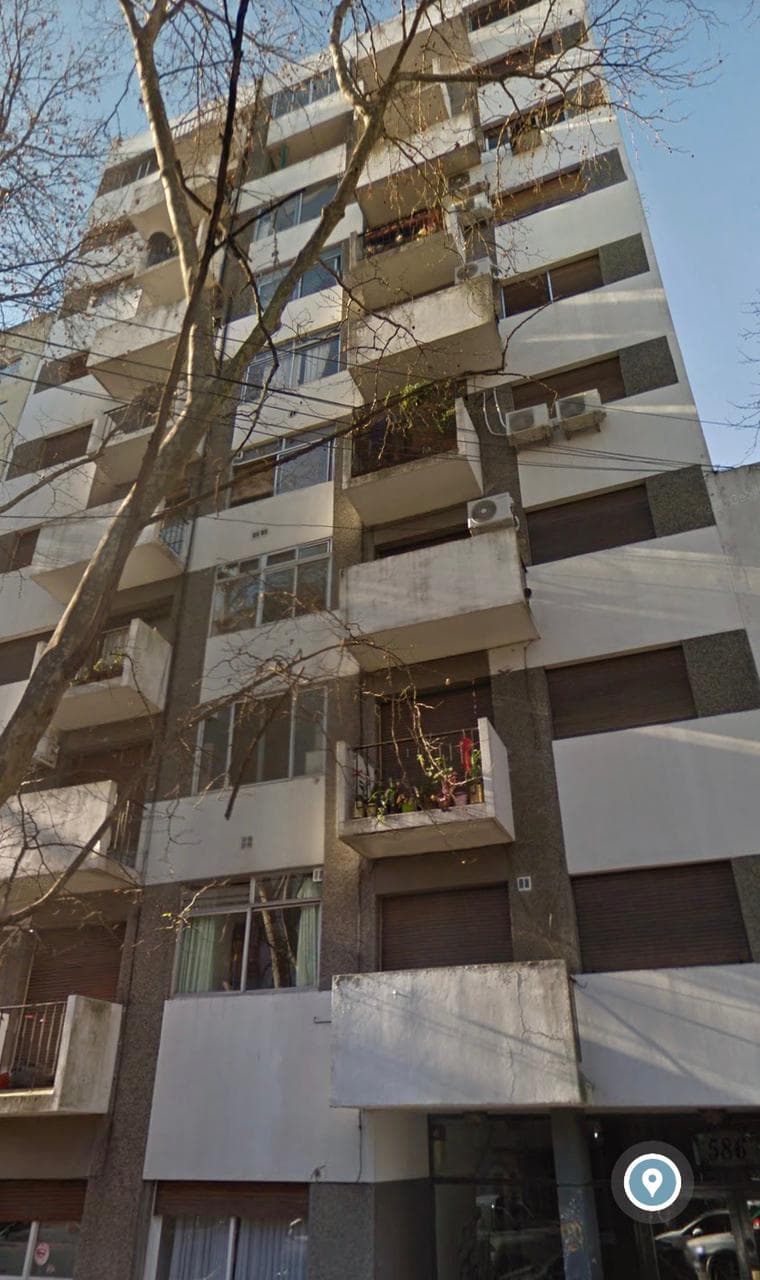 Excelente monoambiente dividido , cuenta con cocina integrada al living comedor , baño completo con bañera y balcon al frente. Ubicado segundo piso por escalera.